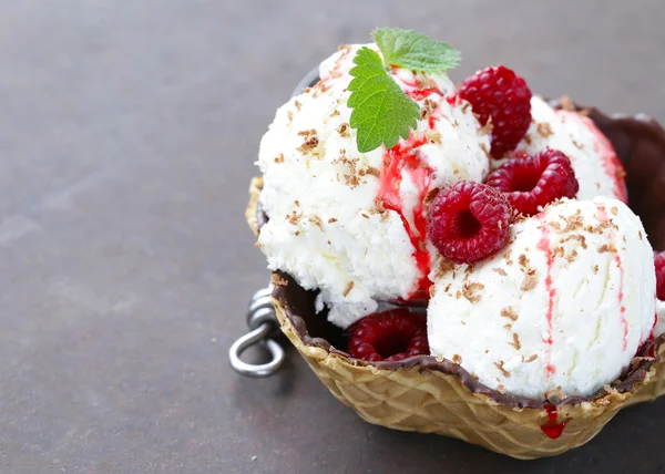 Σπιτικό παγωτό βανίλια με φράουλες και σμέουρα — Φωτογραφία Αρχείου