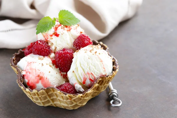 Самодельное ванильное мороженое с ягодным соусом и малиной — стоковое фото