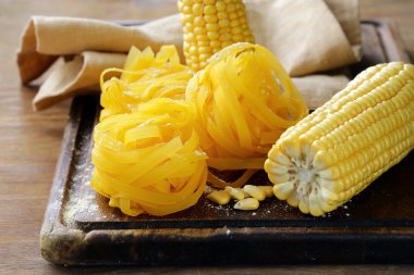 Mısır unu, sağlıklı gıda yapılan makarna (noodle)