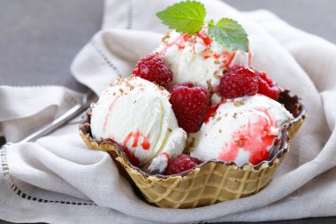 berry sos ve ahududu ile ev yapımı vanilyalı dondurma