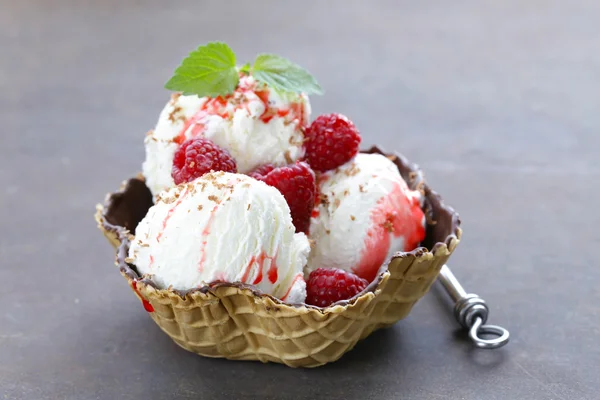 Homemade vanilla ice cream with berry sauce and raspberries — Stock Photo, Image