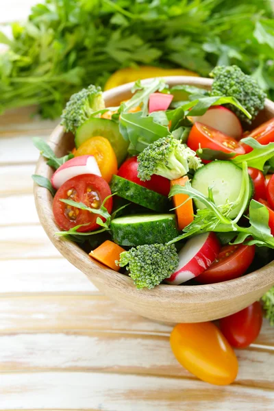 Salada vegetal natural com pepinos, tomates e brócolis — Fotografia de Stock