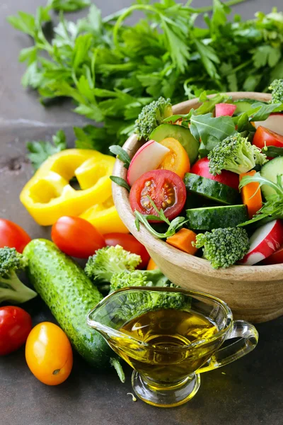 Natural vegetable salad with cucumbers, tomatoes and broccoli — Stock Photo, Image