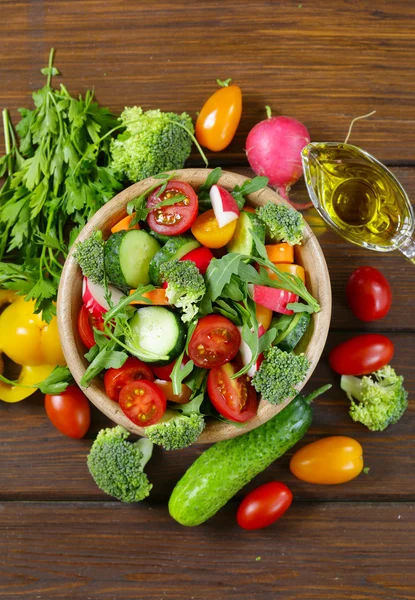 Natural vegetable salad with cucumbers, tomatoes and broccoli — Stock Photo, Image