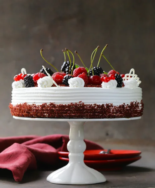 Festive cake red velvet decorated with fresh berries — Stock Photo, Image