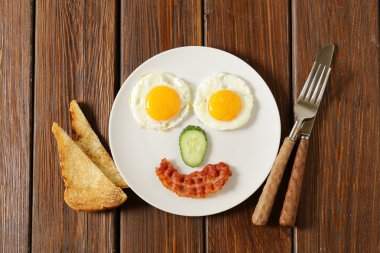 Geleneksel kahvaltı - yumurta, pastırma, kızarmış ekmek ve sebze, meyve