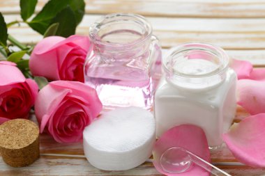 Doğal organik kozmetik krem ve su yükseldi