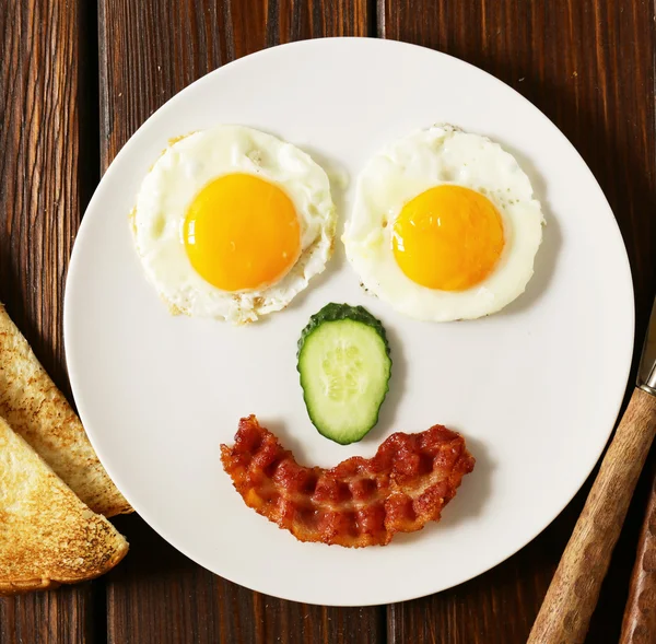 Petit déjeuner traditionnel - œufs, bacon, pain grillé et légumes, fruits — Photo