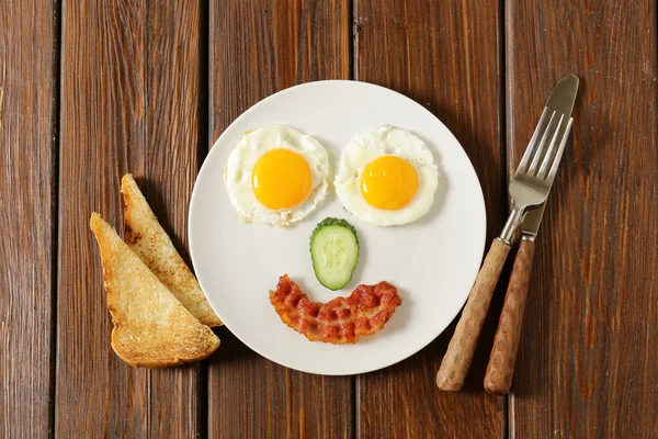 Geleneksel kahvaltı - yumurta, pastırma, kızarmış ekmek ve sebze, meyve — Stok fotoğraf