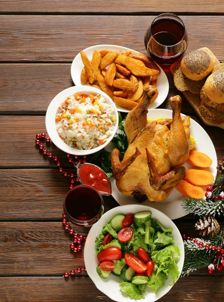 Comida tradicional para la cena de Navidad, escenario de mesa festiva y decoraciones —  Fotos de Stock