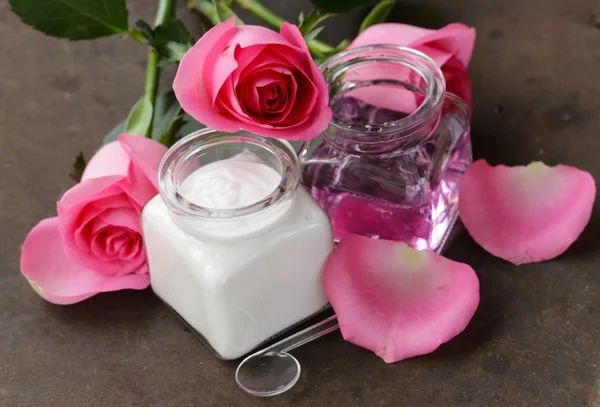 Crema natural de cosméticos orgánicos y agua de rosas — Foto de Stock