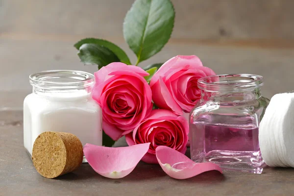 Crema natural de cosméticos orgánicos y agua de rosas —  Fotos de Stock