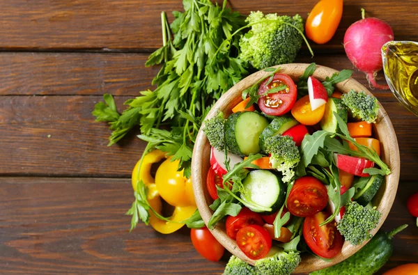 Salada vegetal natural com pepinos, tomates e brócolis — Fotografia de Stock