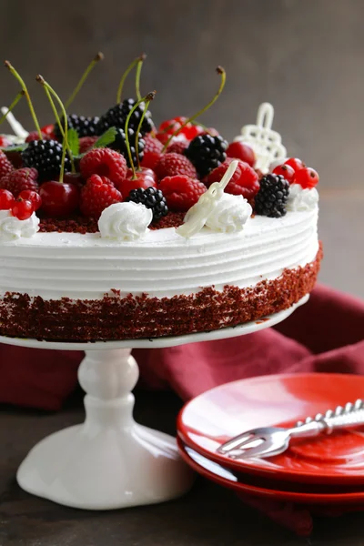 Праздничный торт красный бархат украшен свежими ягодами — стоковое фото