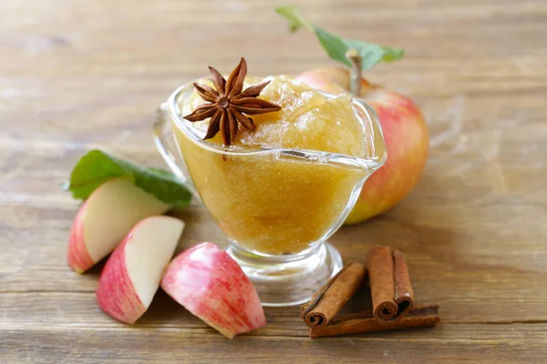 Confitura de mermelada de manzana casera con canela y azúcar morena —  Fotos de Stock