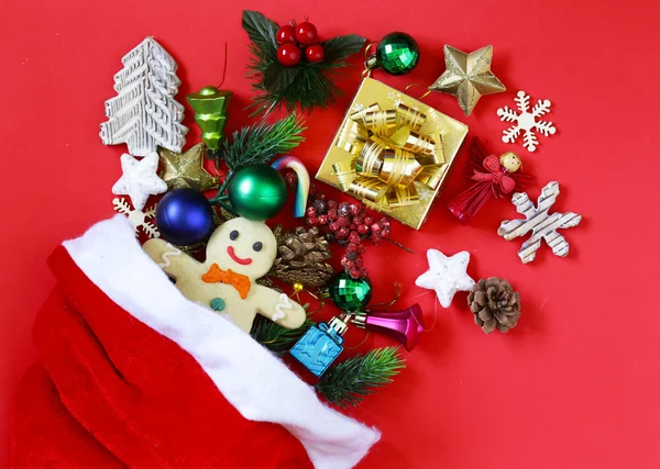 Set de Navidad - decoración, regalos, dulces, pan de jengibre en el fondo rojo —  Fotos de Stock