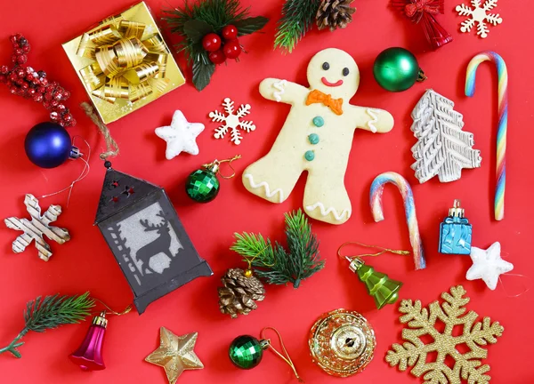 Weihnachtsset - Dekoration, Geschenke, Süßigkeiten, Lebkuchen auf rotem Hintergrund — Stockfoto