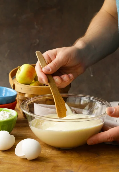 Zelfgemaakte bakken, binnenlandse koken appeltaart — Stockfoto