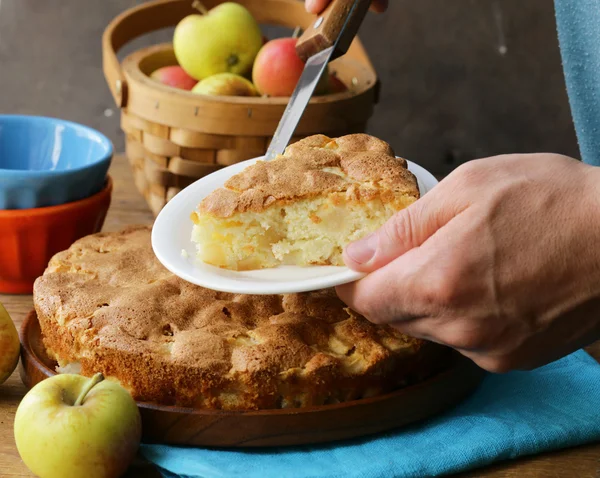 Zelfgemaakte bakken, binnenlandse koken appeltaart — Stockfoto