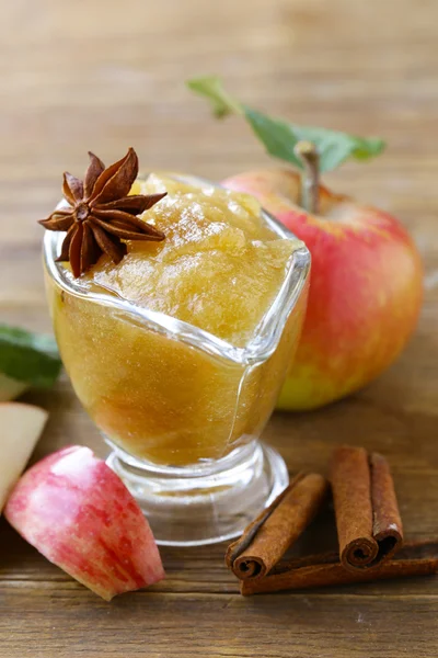 Confitura de mermelada de manzana casera con canela y azúcar morena —  Fotos de Stock