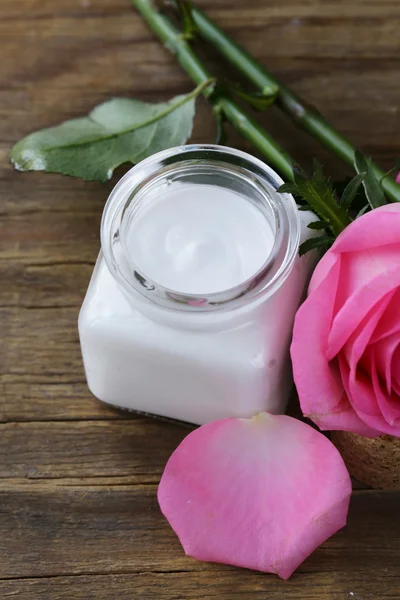 Crema natural de cosméticos orgánicos y agua de rosas — Foto de Stock