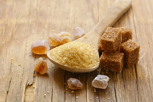 Brown cane sugar (refined sugar and granulated sugar) — Stock Photo, Image