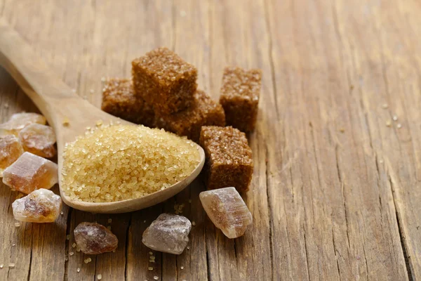 Brown cane sugar (refined sugar and granulated sugar) — Stock Photo, Image