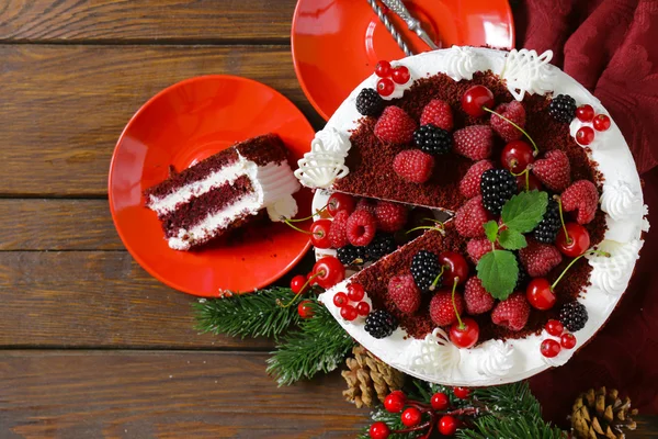 节日甜点圣诞蛋糕与新鲜浆果 — 图库照片