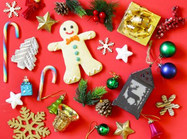 Noel ayarla - dekorasyon, hediyeler, şeker, kırmızı zemin üzerine gingerbread