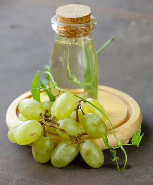 Grape seed oil in a glass bottle, healthy food — Stock Photo, Image