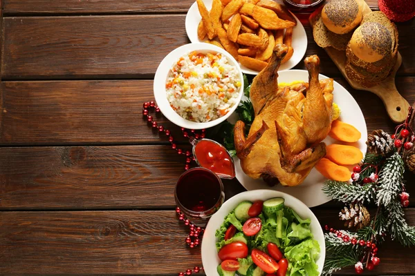 Comida tradicional para la cena de Navidad, escenario de mesa festiva y decoraciones — Foto de Stock