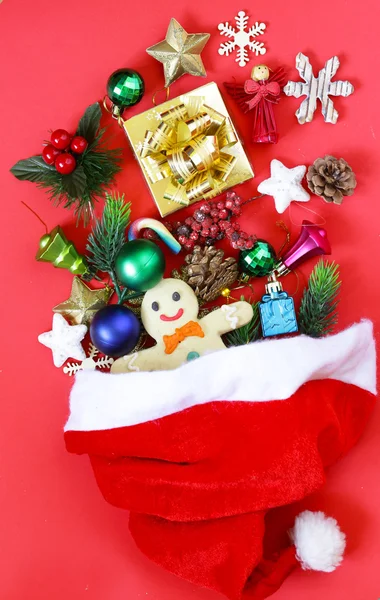 Set de Navidad - decoración, regalos, dulces, pan de jengibre en el fondo rojo —  Fotos de Stock