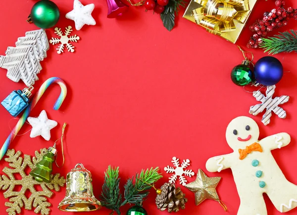 Conjunto de Natal - decoração, presentes, doces, pão de gengibre no fundo vermelho — Fotografia de Stock