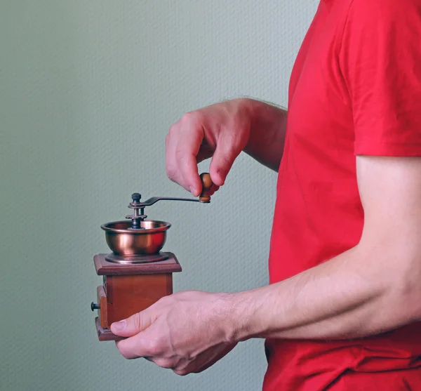 Homme avec un moulin à café vintage en bois — Photo