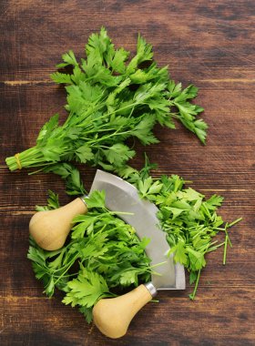 ahşap bir masa üzerinde yeşil doğal organik maydanoz