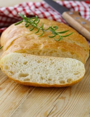 geleneksel İtalyan ciabatta ekmeği ahşap bir masa üzerinde