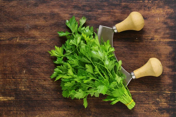 Grüne natürliche Bio-Petersilie auf einem Holztisch — Stockfoto