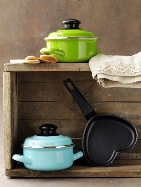 Conjunto de ollas de metal utensilios de cocina en una cocina de madera, doméstica — Foto de Stock