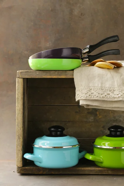 Conjunto de ollas de metal utensilios de cocina en una cocina de madera, doméstica — Foto de Stock
