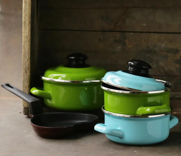 Set of metal pots cookware on a wooden, domestic kitchen — Stock Photo, Image