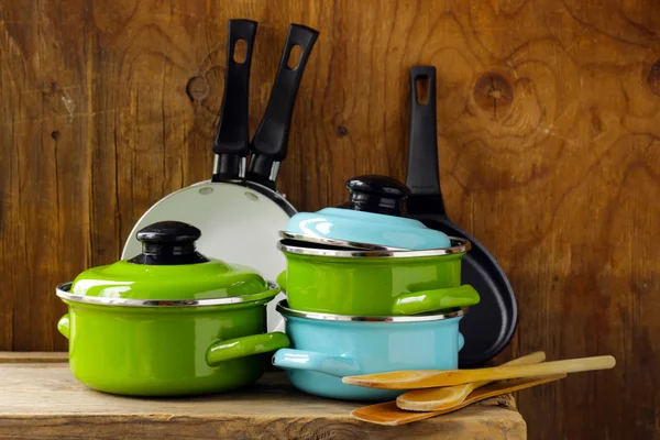 木製、家庭用台所の金属製の鍋調理器具のセット — ストック写真