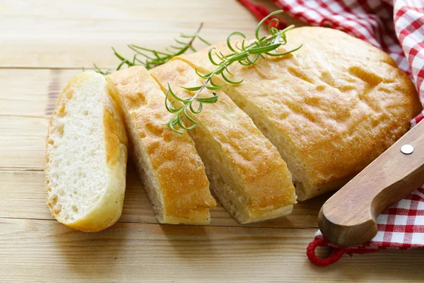 Tradiční italská ciabatta chléb na dřevěný stůl — Stock fotografie