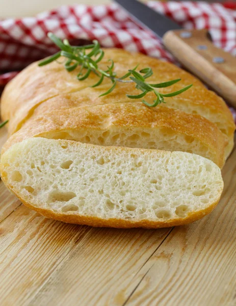 Traditionelles italienisches Ciabatta-Brot auf einem Holztisch — Stockfoto