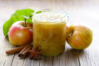 ev yapımı elma reçel lezzetli tarçın ve kahverengi şeker