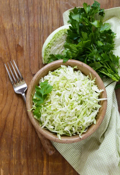 Традиционный капустный салат (салат из капусты) на деревянном столе — стоковое фото