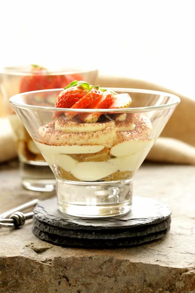 Tiramisú postre italiano en un vaso de precipitados — Foto de Stock