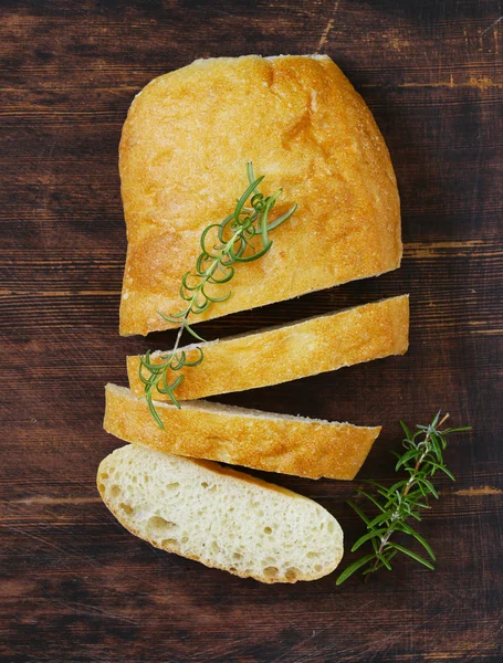 Geleneksel İtalyan ciabatta ekmeği ahşap bir masa üzerinde — Stok fotoğraf