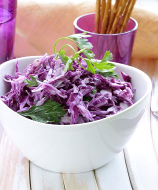 Geleneksel lahana salatası (taze lahana salatası) ahşap bir masa üzerinde