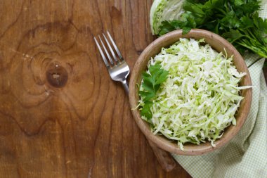 Geleneksel lahana salatası (taze lahana salatası) ahşap bir masa üzerinde