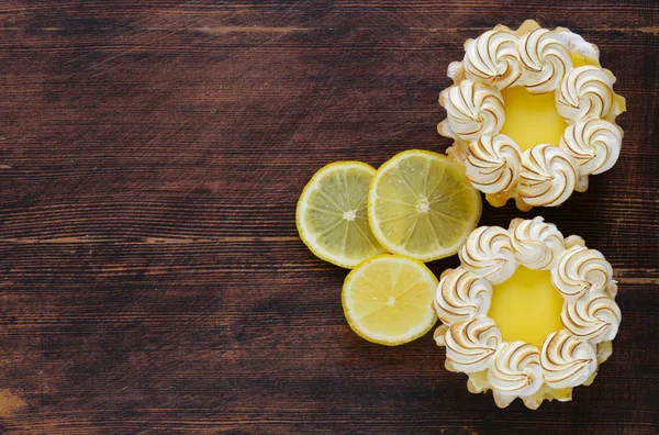 Tartlet s citrónovým krémem a pusinky na stůl — Stock fotografie